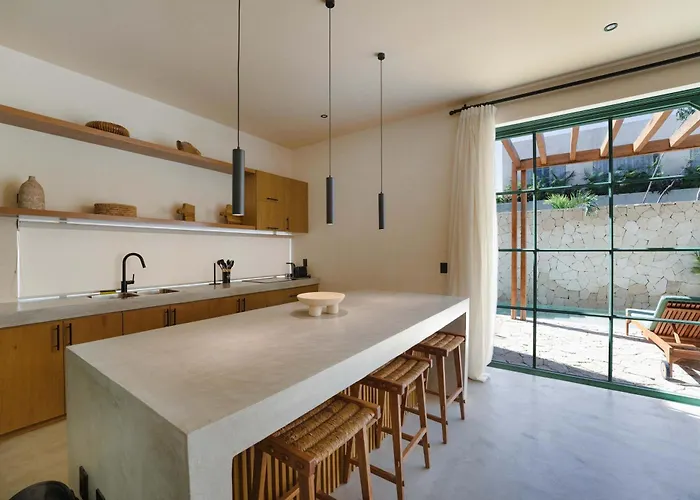 Stylish 3-bedroom With Private Pool *